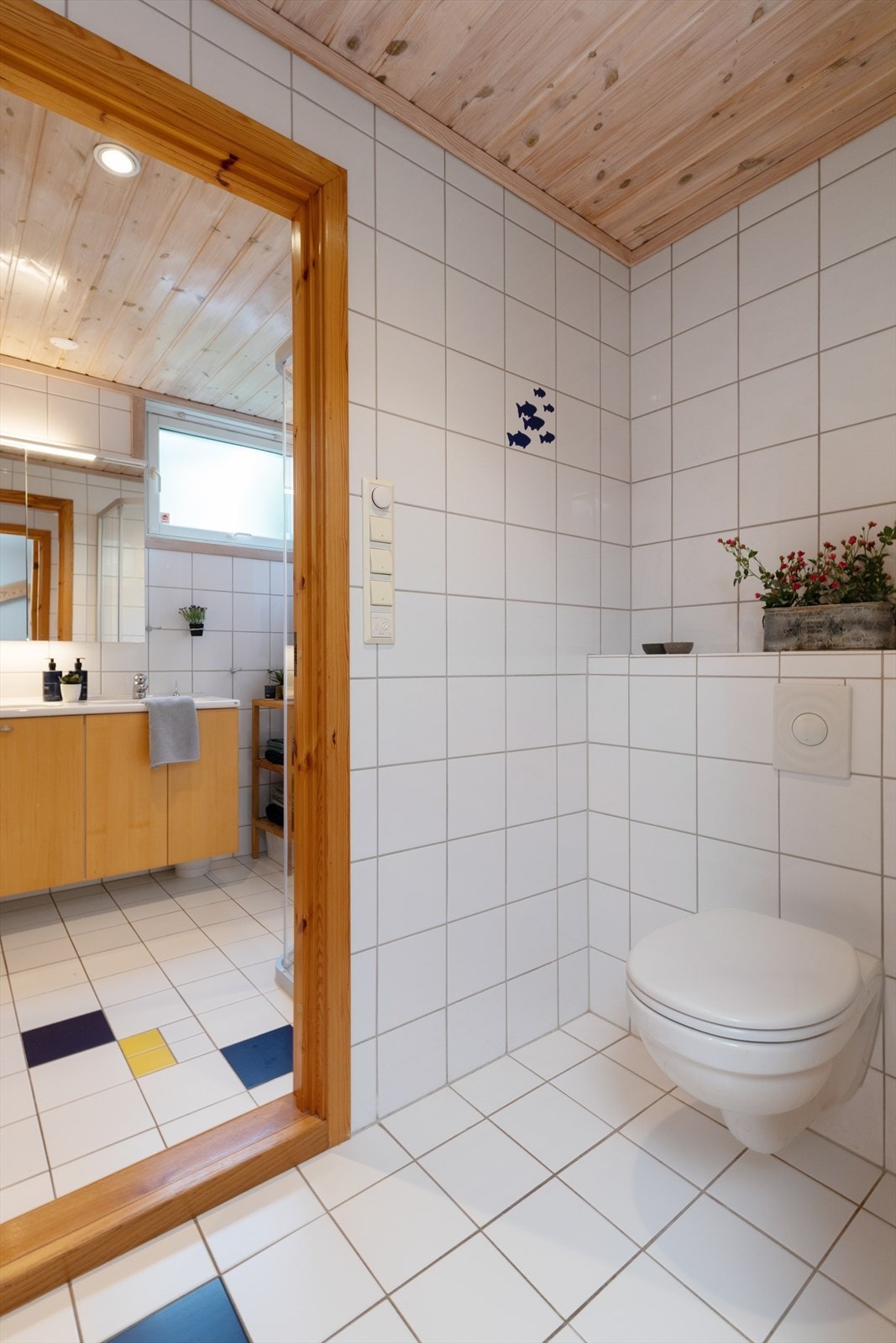 Stilfullt bad/toalett med hvite fliser og gulvvarme. Badet ble renovert i ca. 2002. Galleribilde