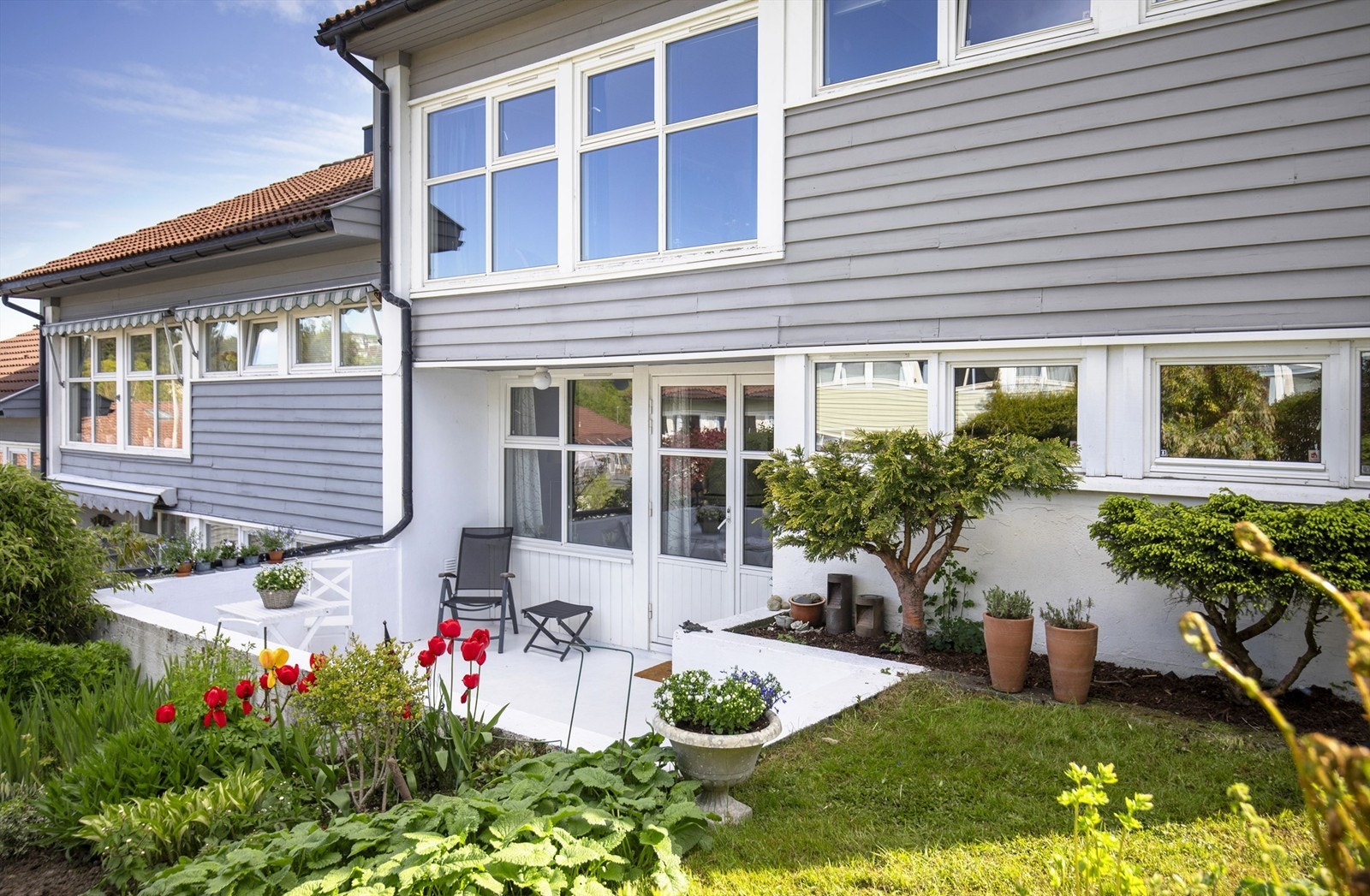 Her får du en fargerik og frodig hage i full blomst. Galleribilde