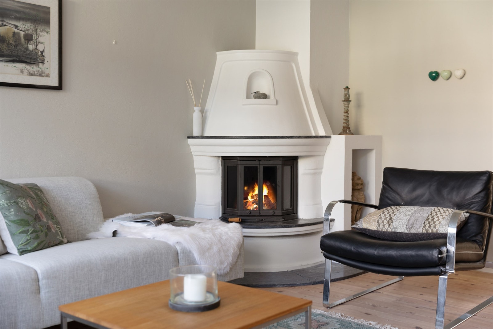 Stuen er innredet med en stemningsfull peis som sprer varme og hygge på kalde vinterdager. Galleribilde