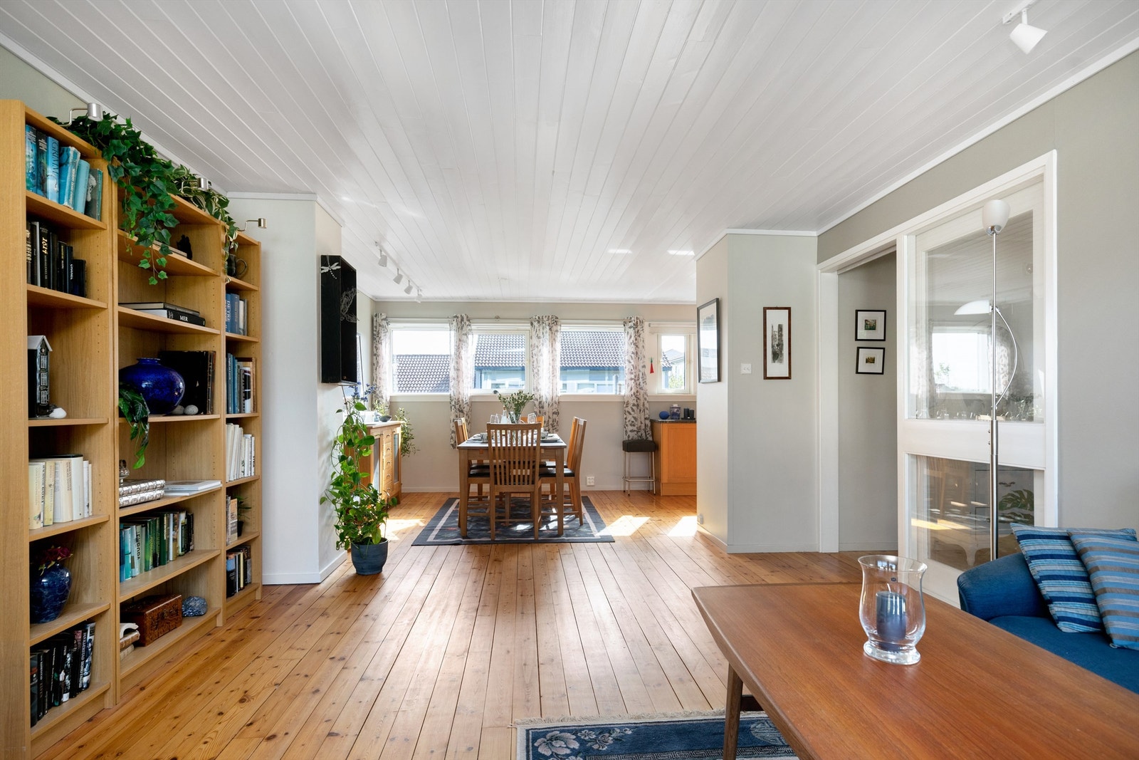 Stuen er romslig og har plass til flere sittegrupper. Galleribilde
