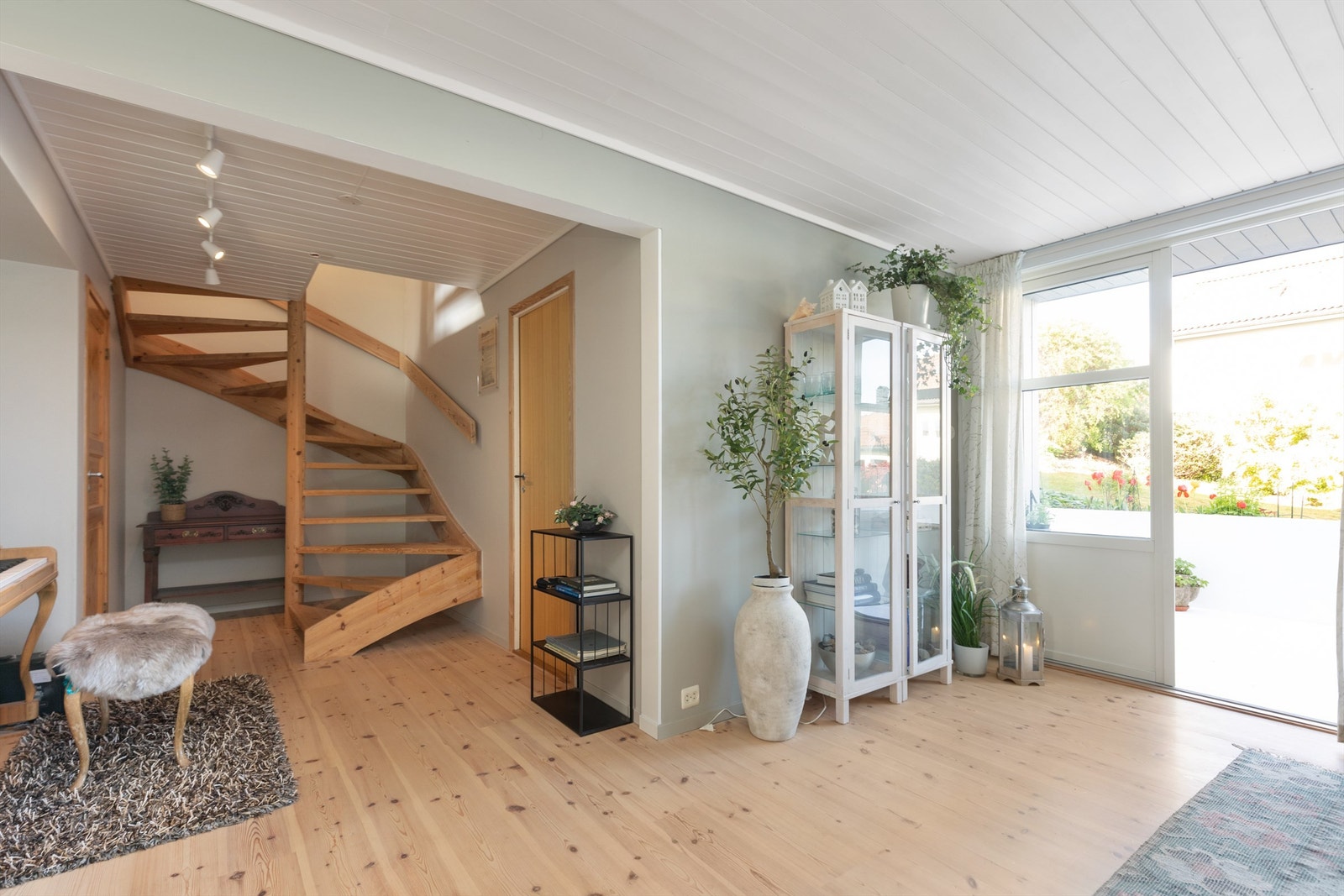 I tillegg består boligens første etasje av flere boder med rikelig oppbevaringsmuligheter. Galleribilde