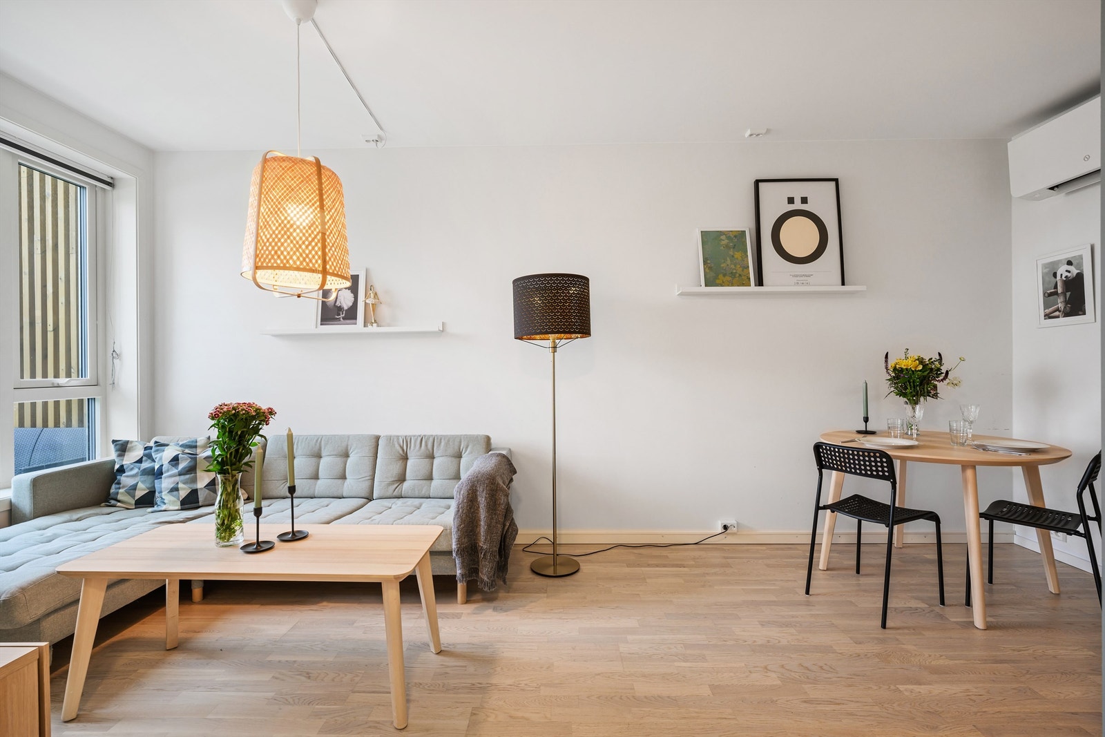Stue med ekstra god takhøyde og varmepumpe Galleribilde