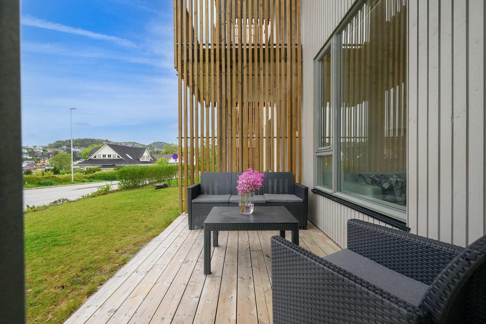 Solrik terrasse med flott utsikt Galleribilde