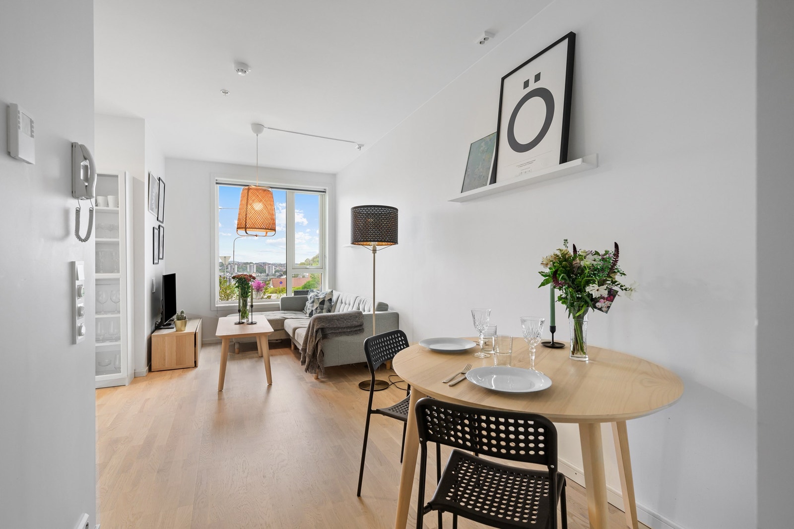 Stue med plass til både spisebordsavdeling og spisebordsavdeling Galleribilde