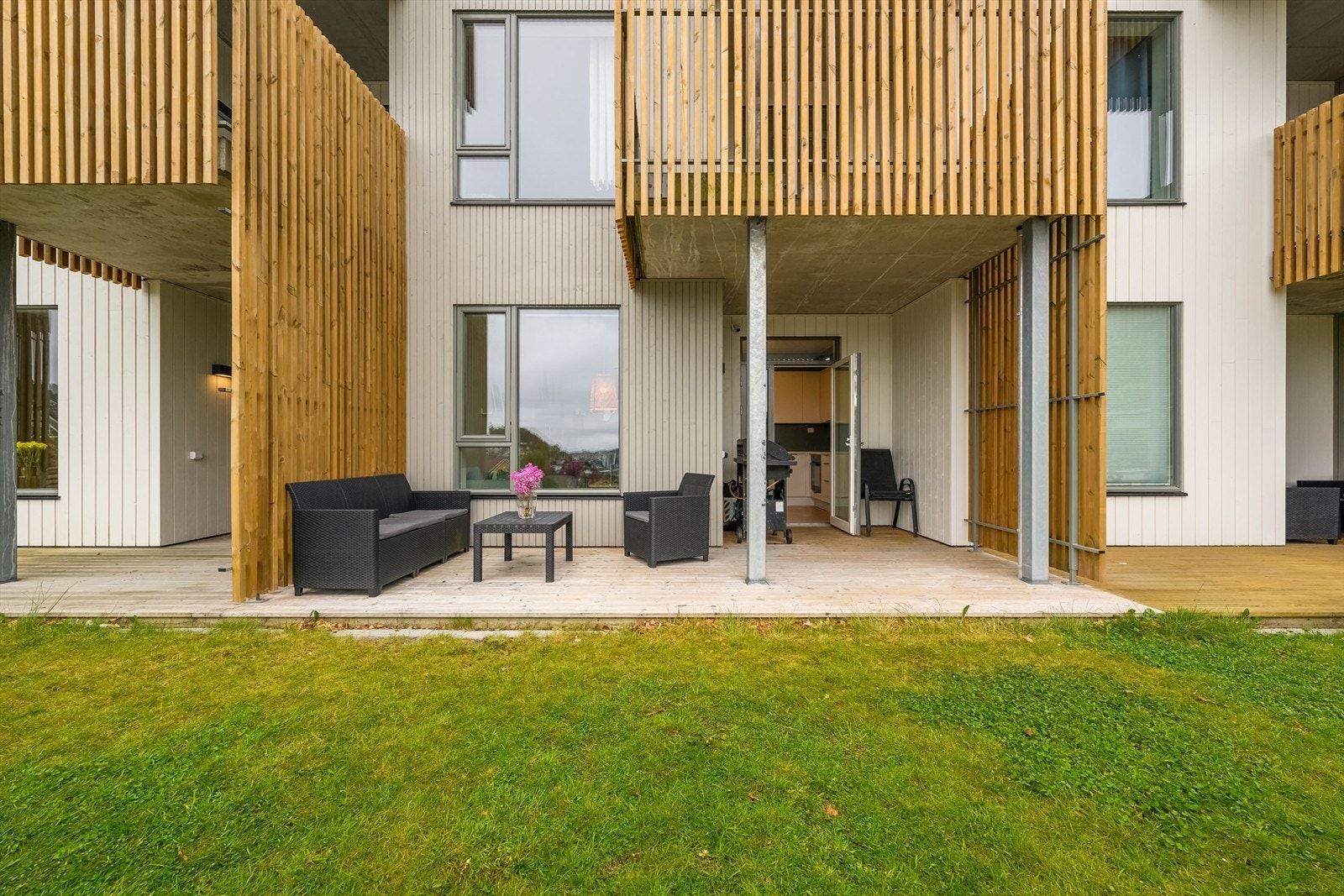 Terrasse som er delvis overbygget Galleribilde