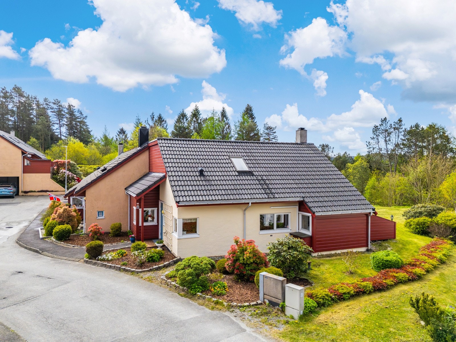 Åstveittunet er et flott beliggende boligtun bestående av rekkehus og leiligheter for deg som er 55+. Galleribilde