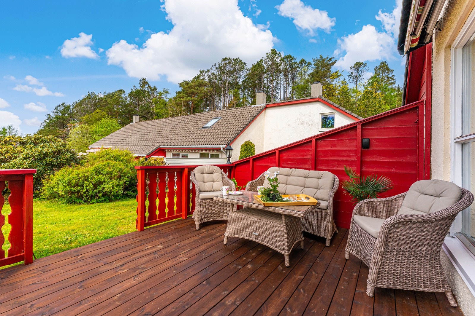 Det er en flott terrasse på ca. 12 kvm. Her ble det i 2022 lagt nye terassebord. Galleribilde
