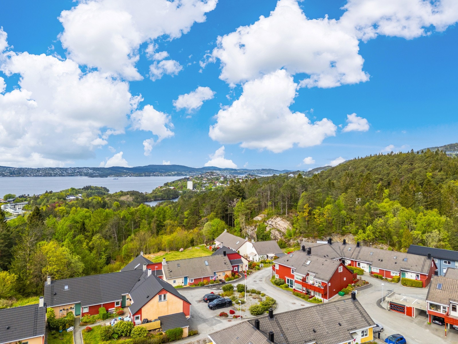 Det går jevnlig egen servicebuss fra Åstveittunet og direkte til Åsane Senter. Galleribilde