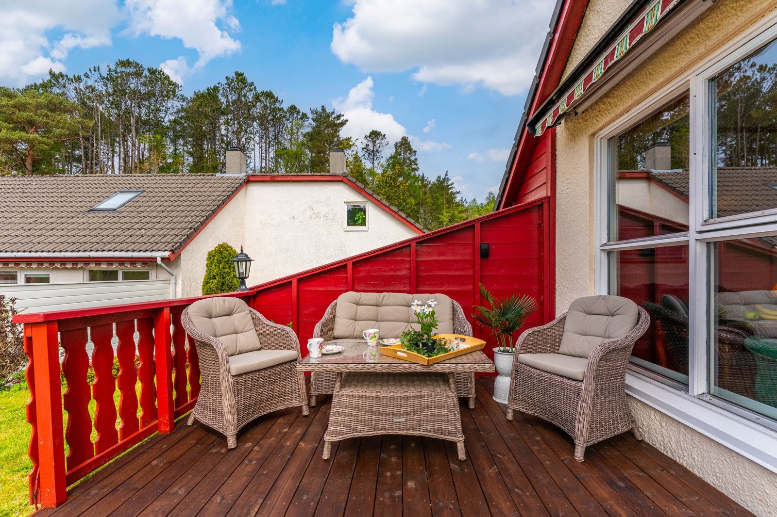 Her har en sol fra ca. kl. 12.00 til 18.00, midtsommers. Galleribilde