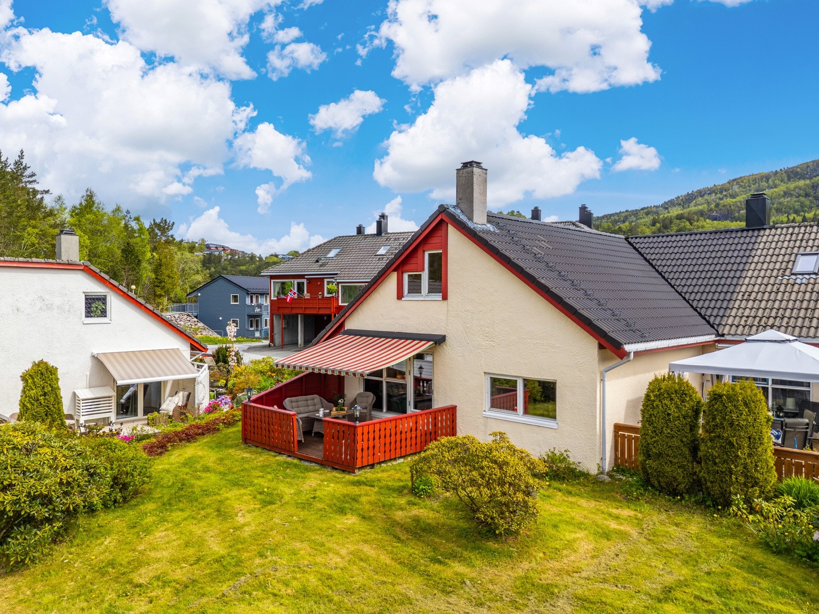 Velkommen til Åstveittunet 53, presentert av Mona Larsen ved Privatmegleren Syd. Galleribilde