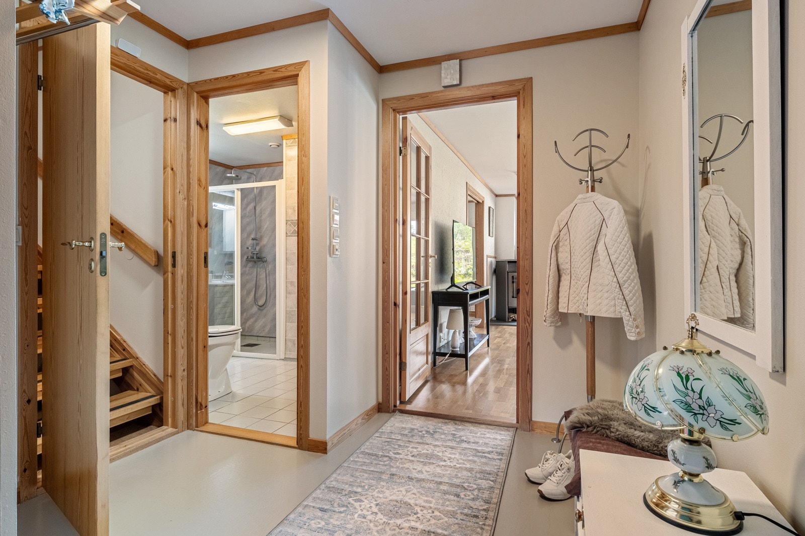 En luftig entrè ønsker deg velkommen inn i boligen, her er det godt med oppbevaringsplass. Galleribilde