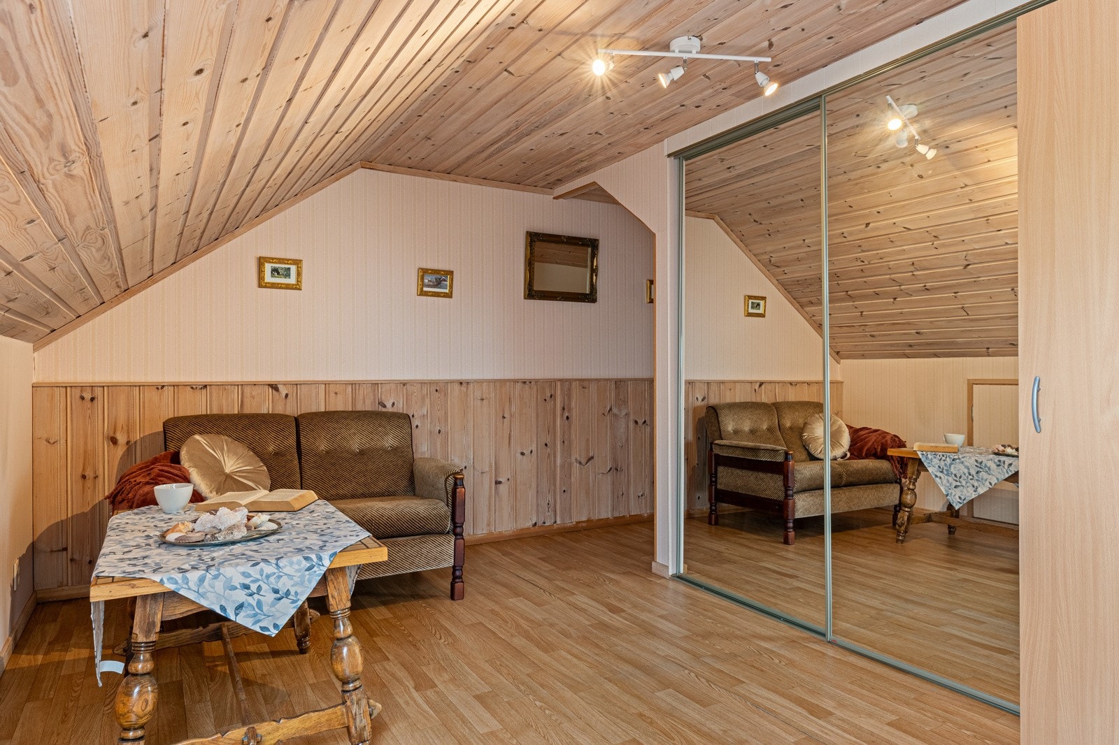 Loftstuen er innredet med en stor integert skyvedørsgarderobe. Galleribilde