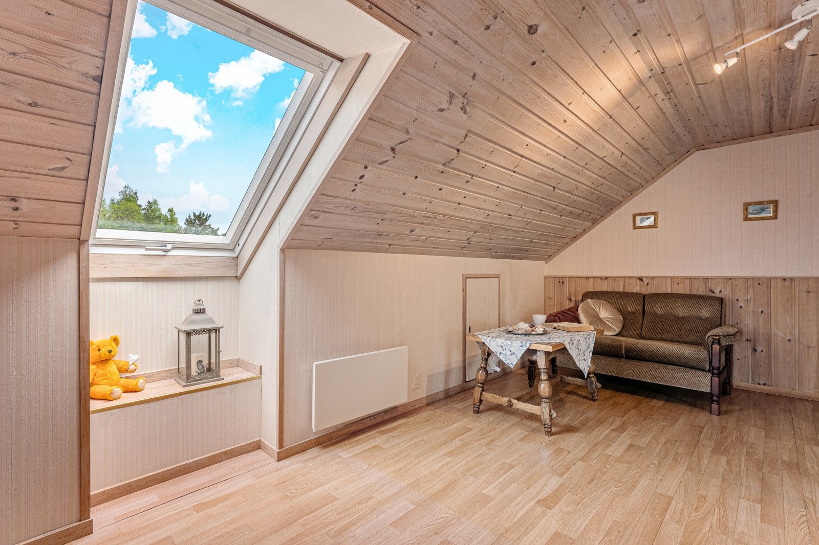 I boligens 2. etasje har en loftstue, toalettrom og et soverom. Galleribilde