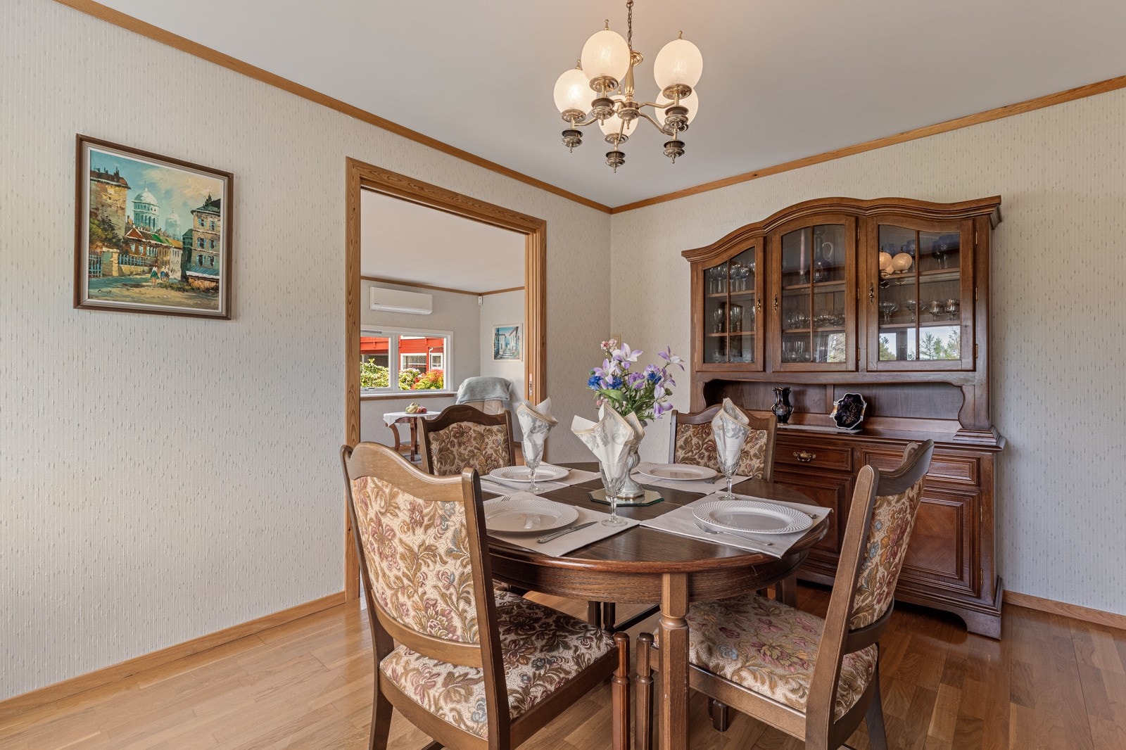 Rommet holder hele 11,8 kvm og kan enkelt gjøres om til soverom igjen ved behov. Galleribilde