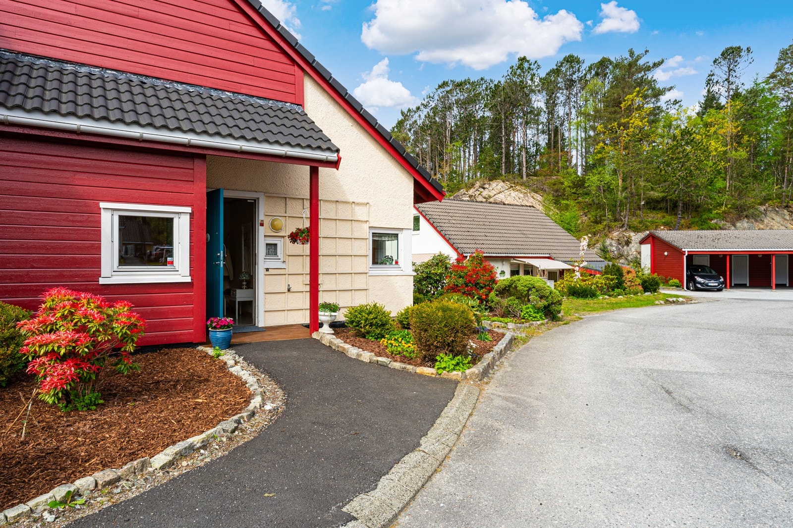 Hyggelig inngangsparti, her ble det i april 2025 lagt ny platting. Galleribilde
