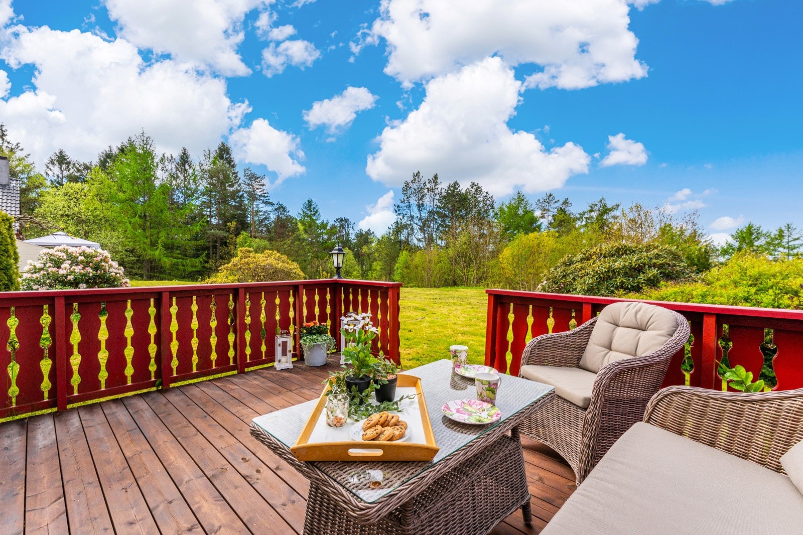 Et enderekkehus over 2-plan med skjermet uteplass med gode solforhold. Galleribilde