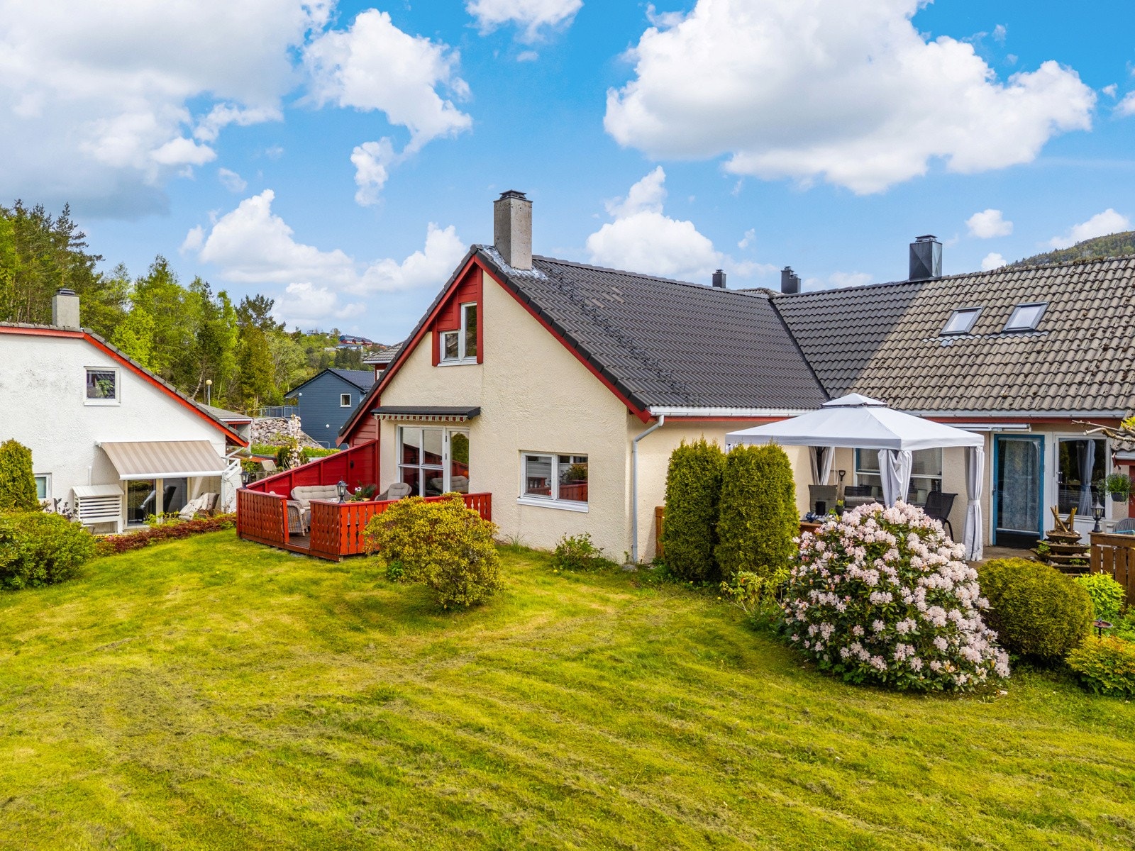 Her har man en stor og flott felles hage for sameiet. Galleribilde