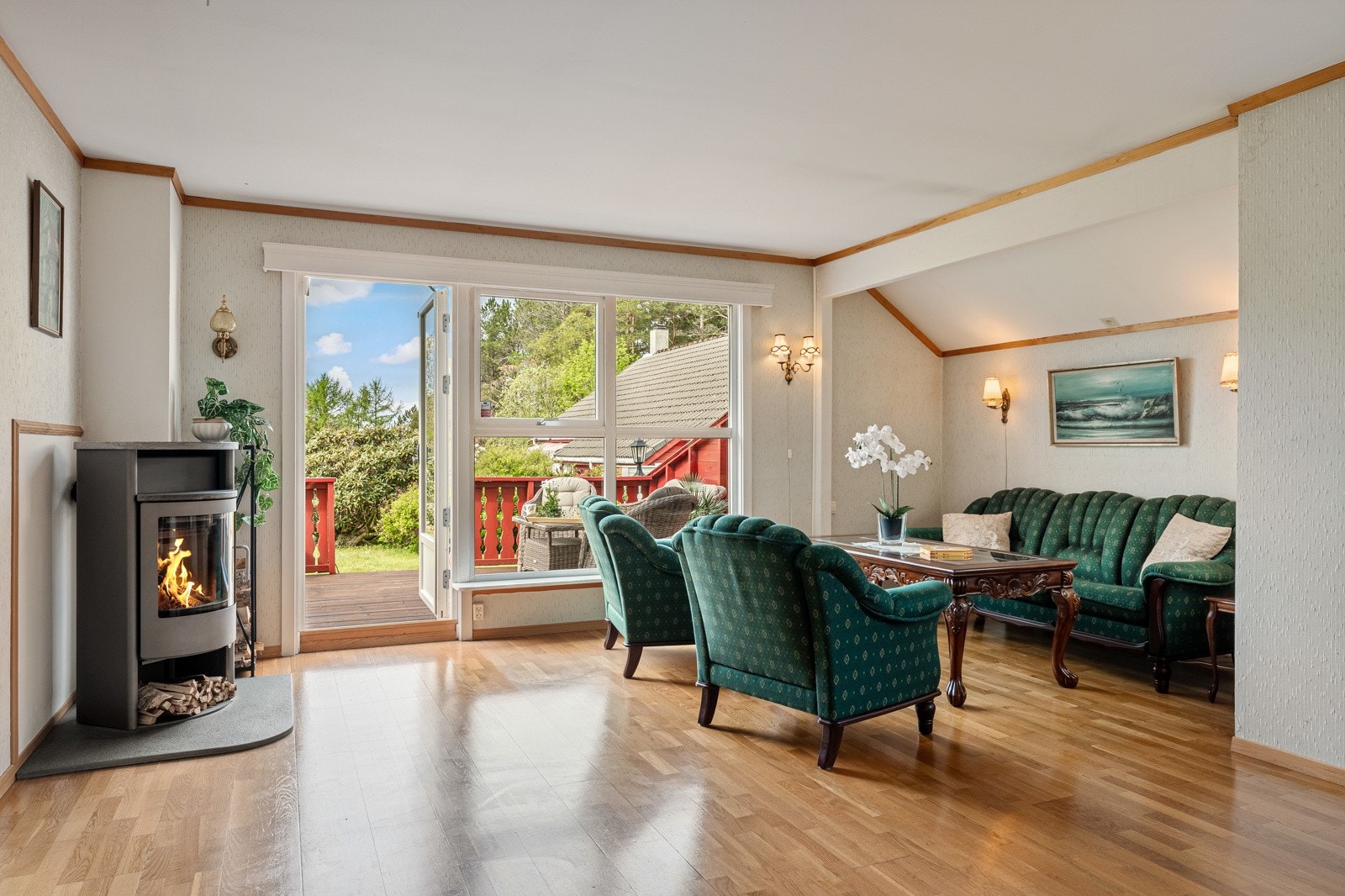 Det er en stor stue i boligen på 28,2 kvm. I 2007 ble det installert vedovn. Galleribilde