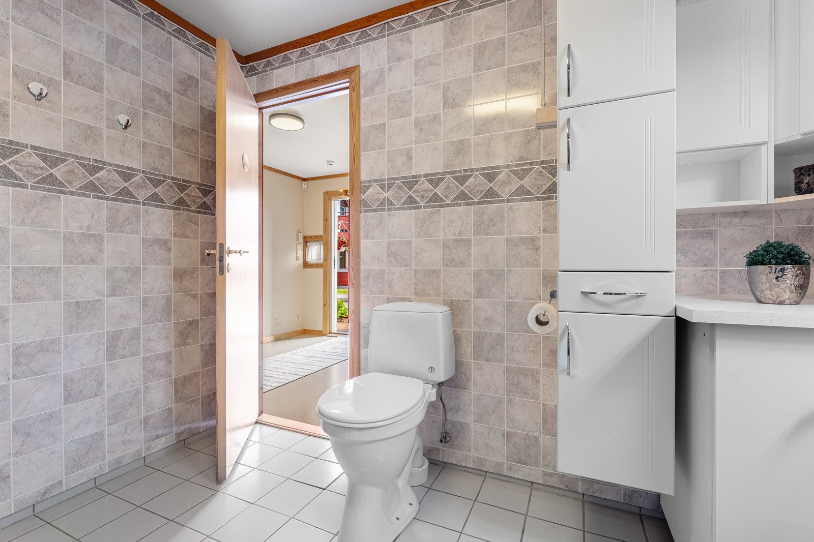 Badet er i dag innredet med baderomsinnredning med heldekkende servant og utstyrt med skyvedører i dusj og toalett. Galleribilde