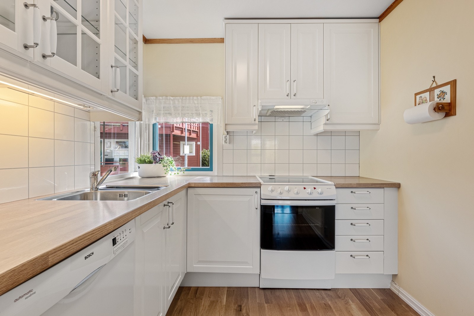 Fra stuen kommer en videre til kjøkkenet. Galleribilde