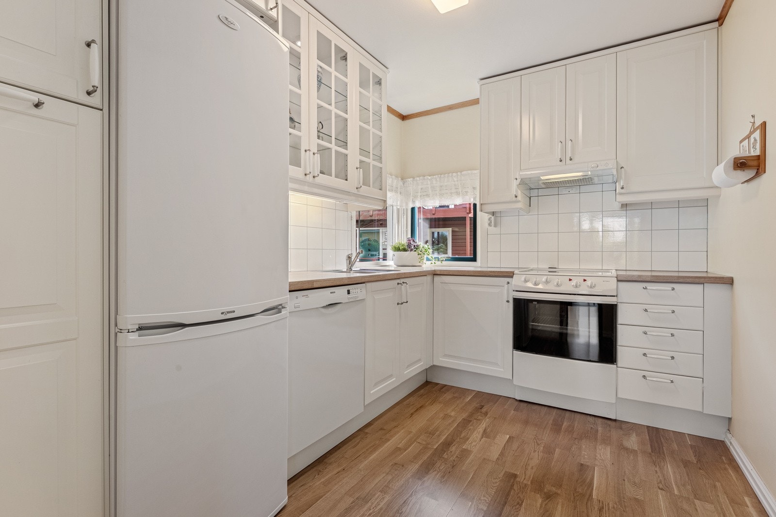 Kjøkkenet er fra 2016 og her medfølger følgende hvitevarer: komfyr, kjøleskap og oppvaskmaskin. Galleribilde