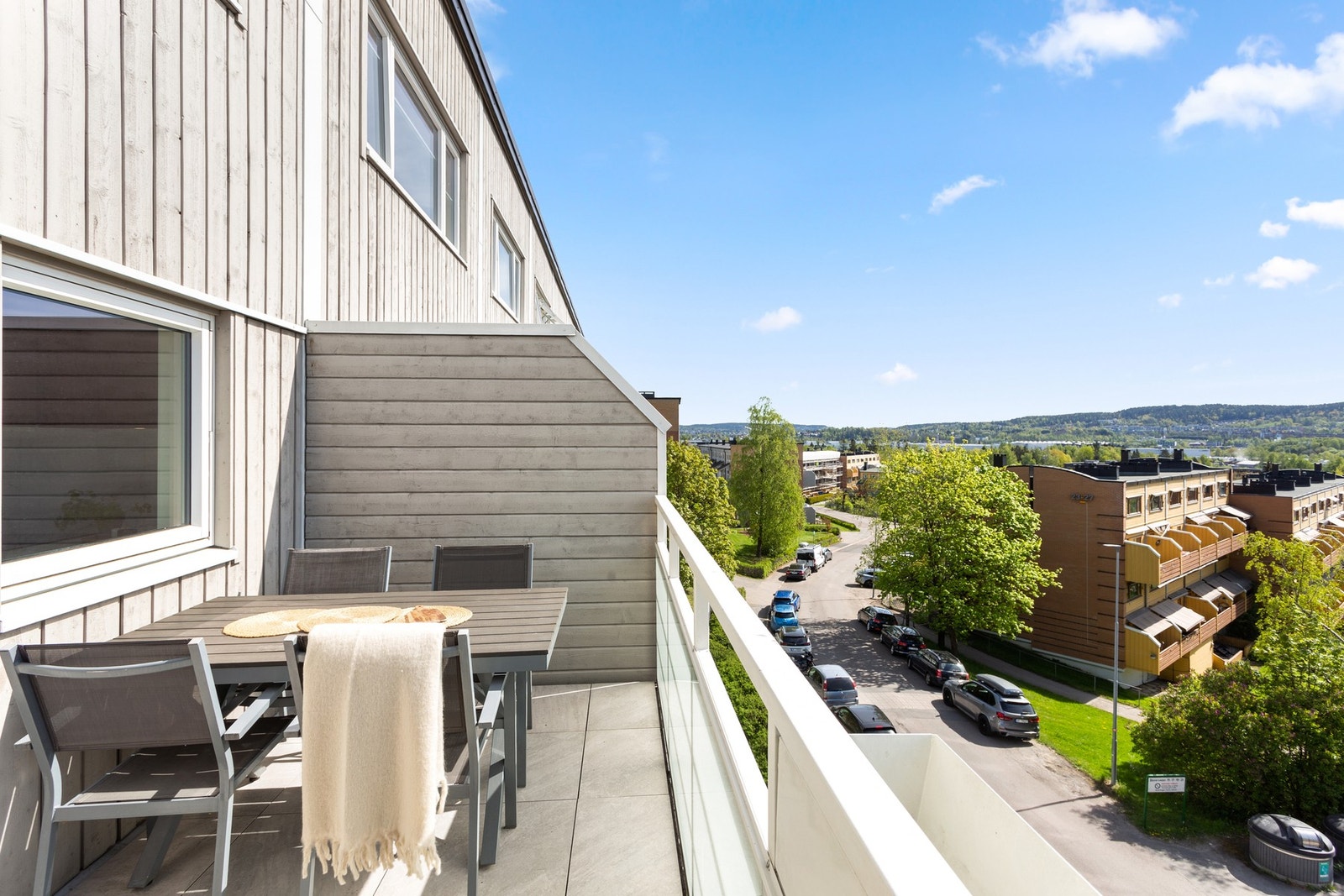 Her kan du nyte deilige solforhold hele dagen, hele året. Plassen måler ca. 8 kvm, så det er plass til utemøblement, grill og diverse beplantning. Galleribilde
