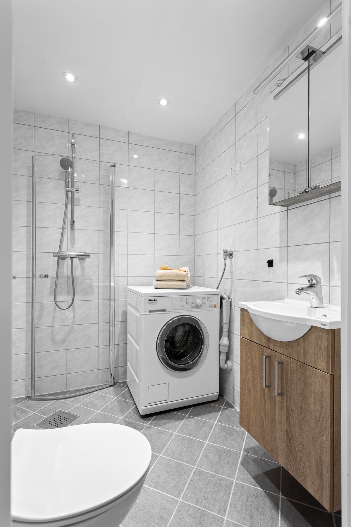 Badet ble totalt modernisert i 2016 i regi av borettslaget. Tidløse fliser på gulv og vegg samt gulvvarme. Galleribilde