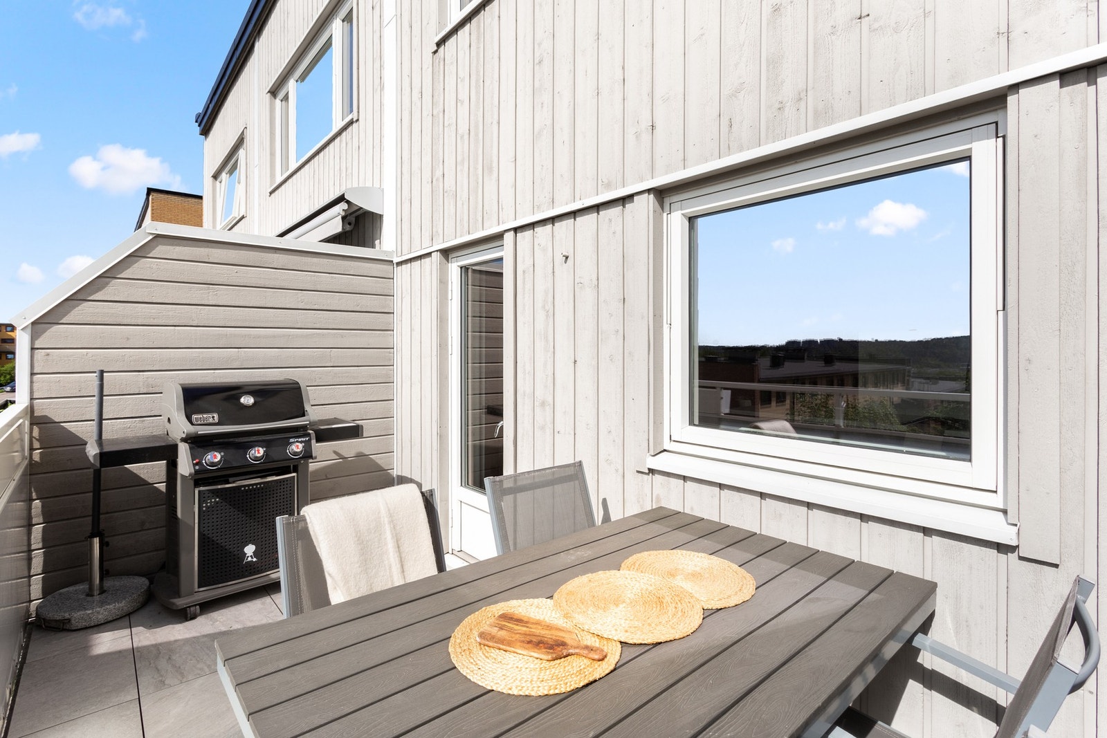 Nyt deilige sommerdager i usjenerte omgivelser med god oversikt over nærområdet. Galleribilde