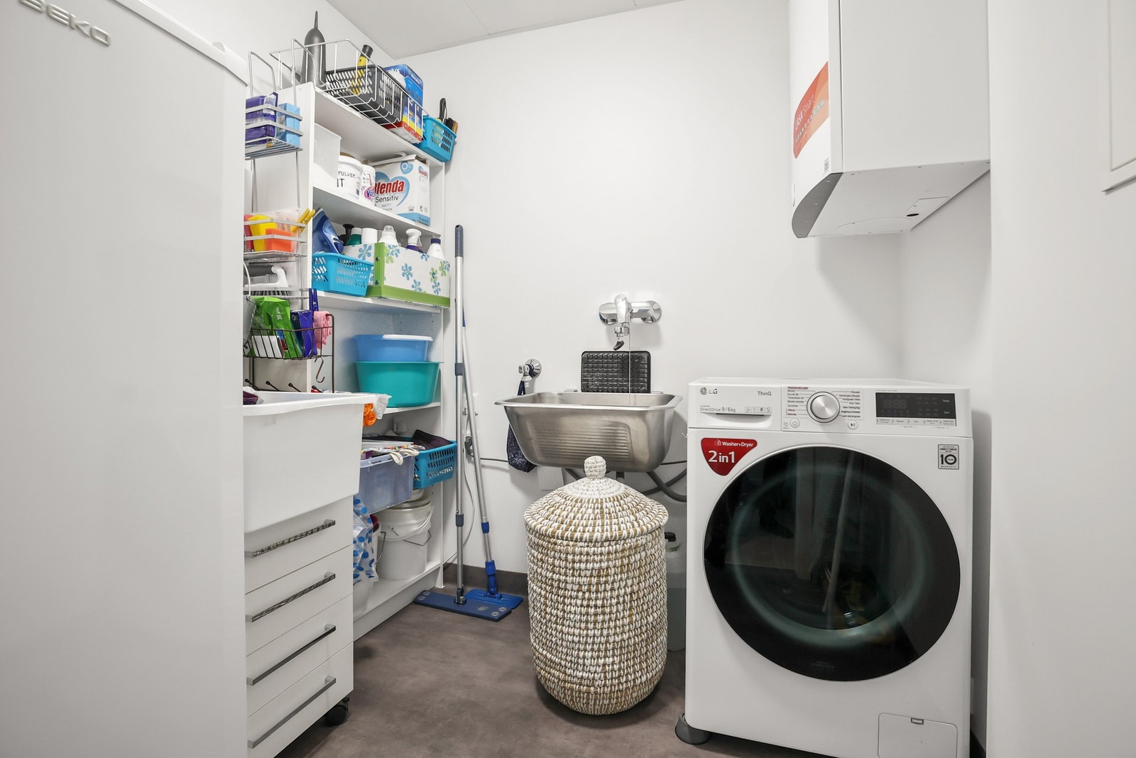 Vaskerommet er praktisk innredet med opplegg for vaskemaskin og utslagsvask, perfekt for hverdagens gjøremål Galleribilde