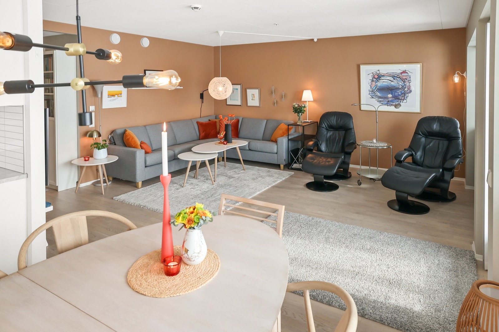 Stuen rommer både sofagruppe og spisebord Galleribilde