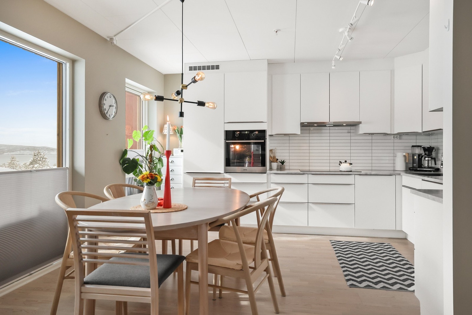 Kjøkkenet er et sosialt midtpunkt med stilren Sigdal-innredning, glatte fronter og integrerte hvitevarer Galleribilde