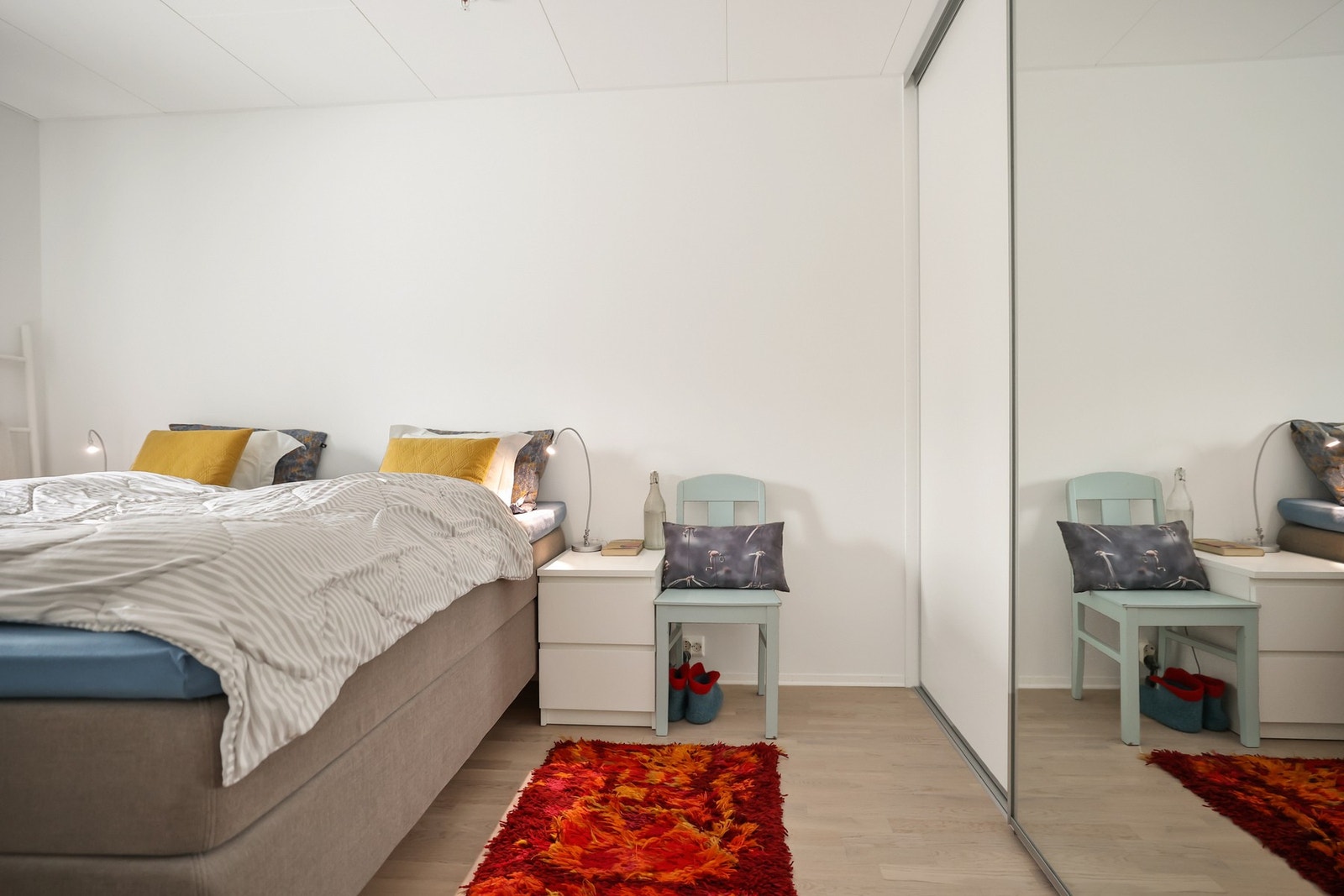 Leiligheten har tre romslige soverom, alle med parkettgulv og lyse flater. Galleribilde