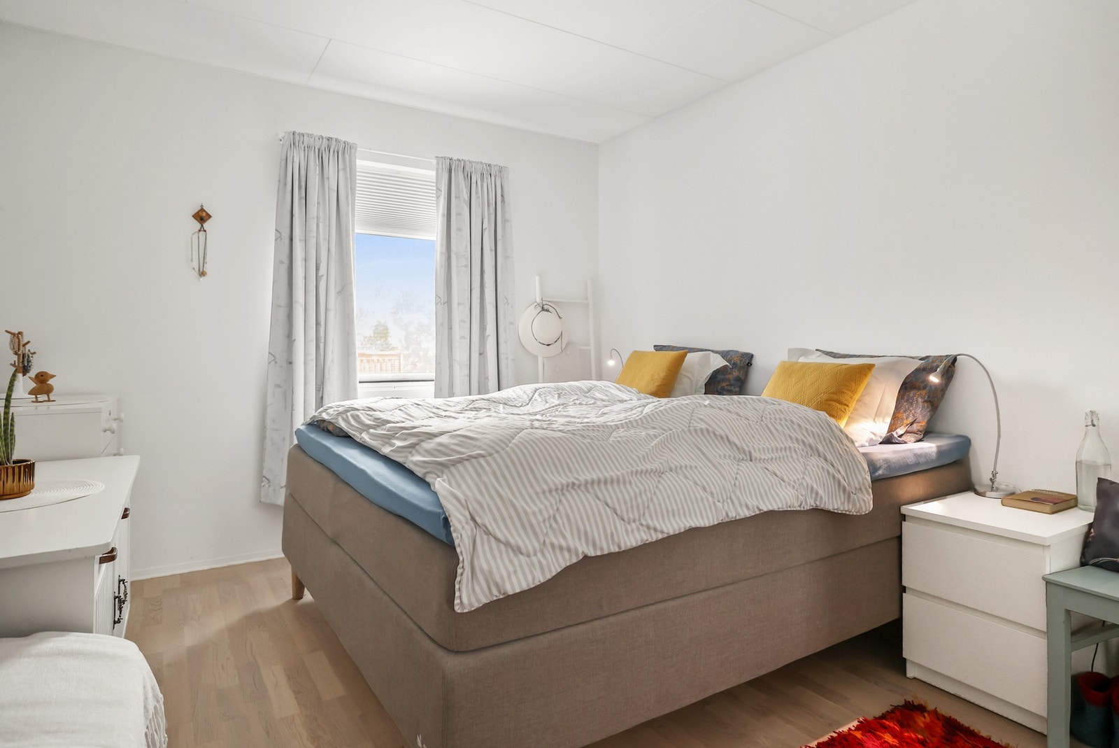 Hovedsoverommet byr på plass til dobbeltseng og garderobe Galleribilde