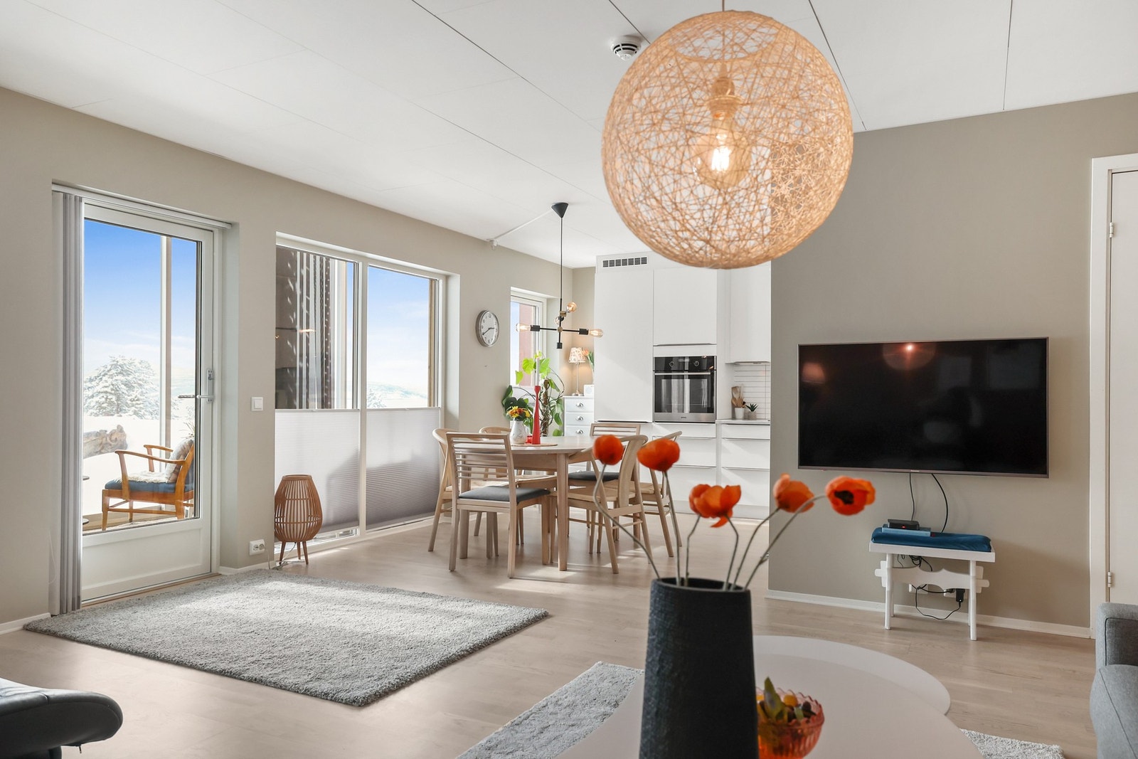 Den vestvendte, innglassede balkongen blir et naturlig tilfluktssted for sol og avslapning, med plass til sittegruppe og grønne planter. Galleribilde