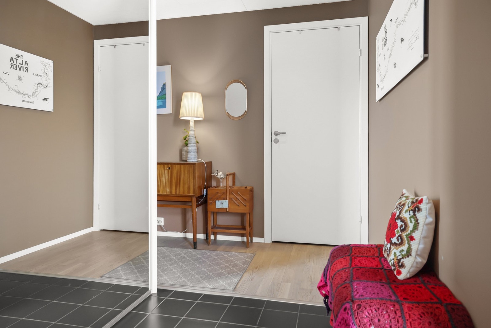 Med plass til smarte oppbevaringsløsninger for sko og yttertøy, som holder inngangen ryddig Galleribilde