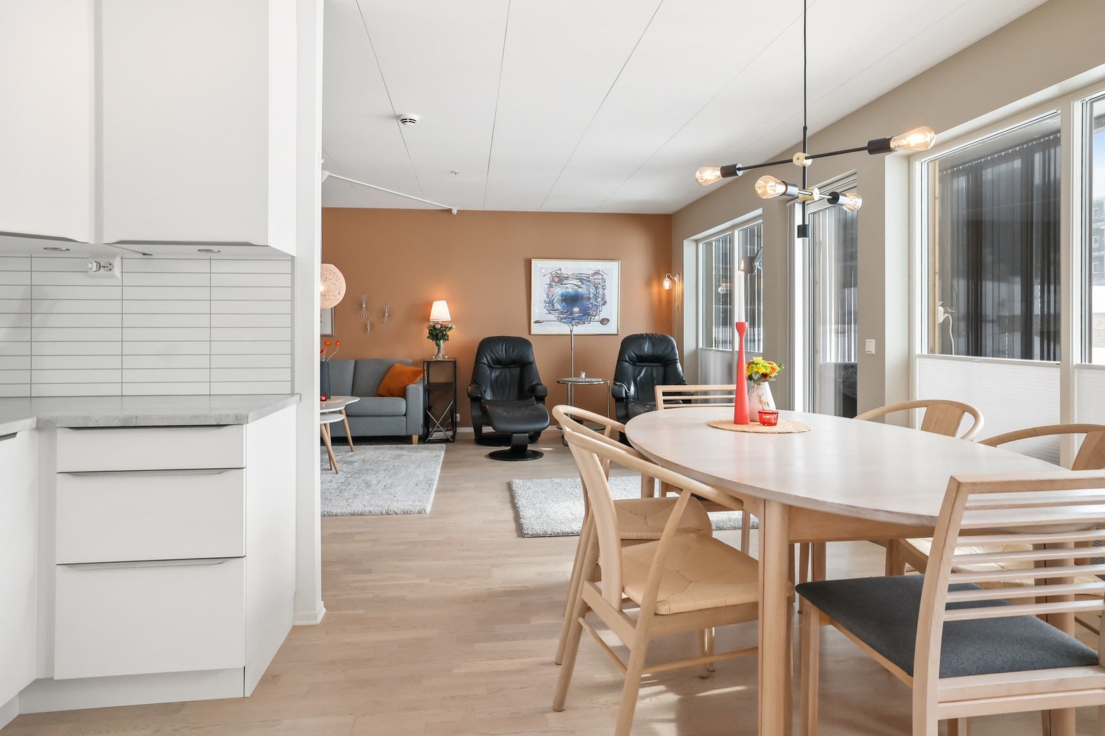 Laminatbenkeplaten og gode lysforhold gjør matlaging til en glede, mens den åpne løsningen mot stuen inviterer til samvær. Galleribilde