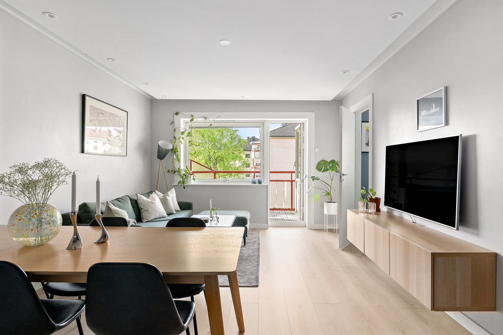 Innbydende stue med med mye naturlig lysinnslipp. Vinduer er fra 2011. Galleribilde