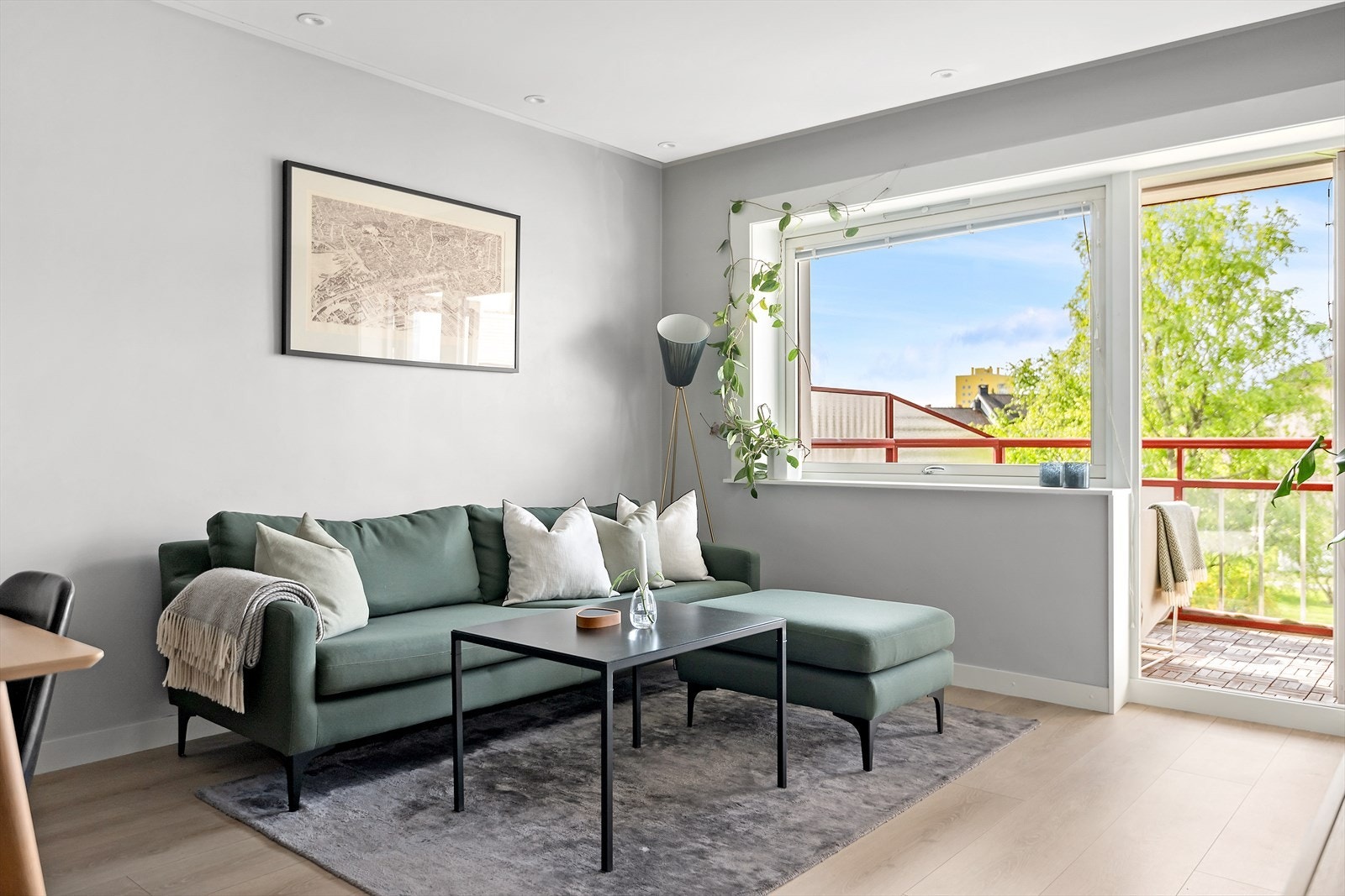 Her er det god plass til både sofagruppe, TV-seksjon og spisegruppe. Galleribilde