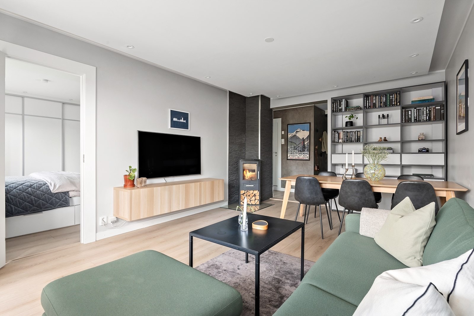 Stuen er malt i delikate fargetoner som gjør det enkelt å innrede. Galleribilde