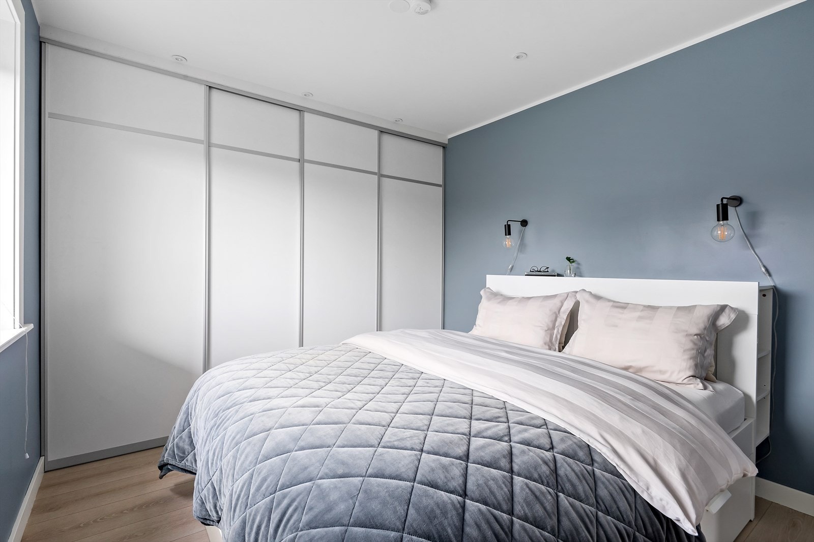 Stort hovedsoverom med god plass til dobbeltseng, nattbord og garderobeskap. Galleribilde