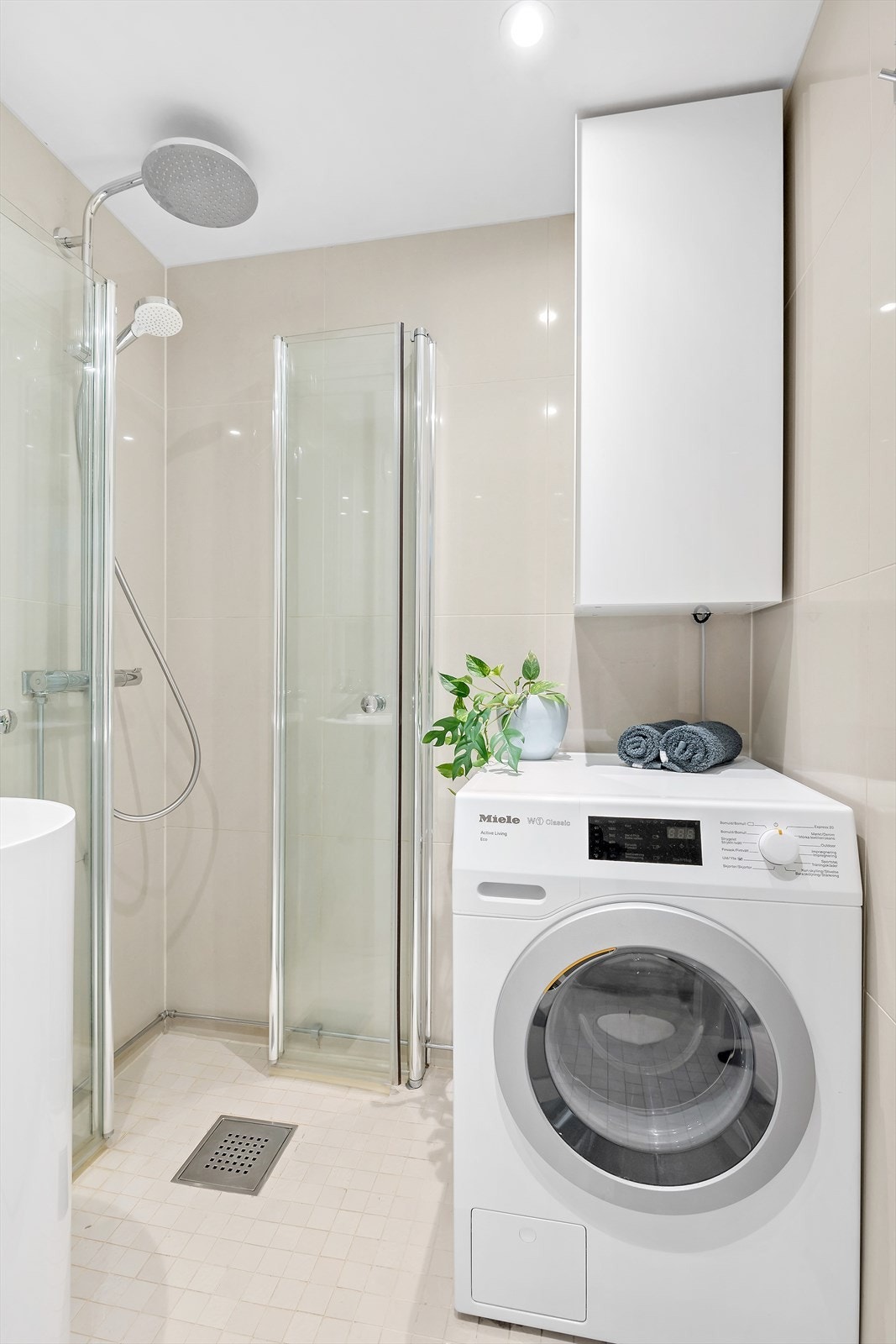 Pent flislagt bad som ble modernisert i 2016. Det ble lagt nye fliser og ny innredning. Galleribilde