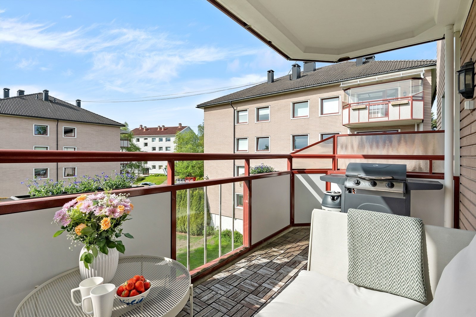 Fra stue er det utgang til vestvendt overbygget balkong på 7,3 m². Galleribilde