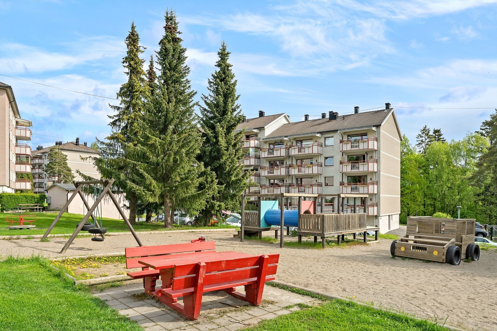 Populært borettslag med flere lekeplasser, benker og uteområder for både store og små. Galleribilde