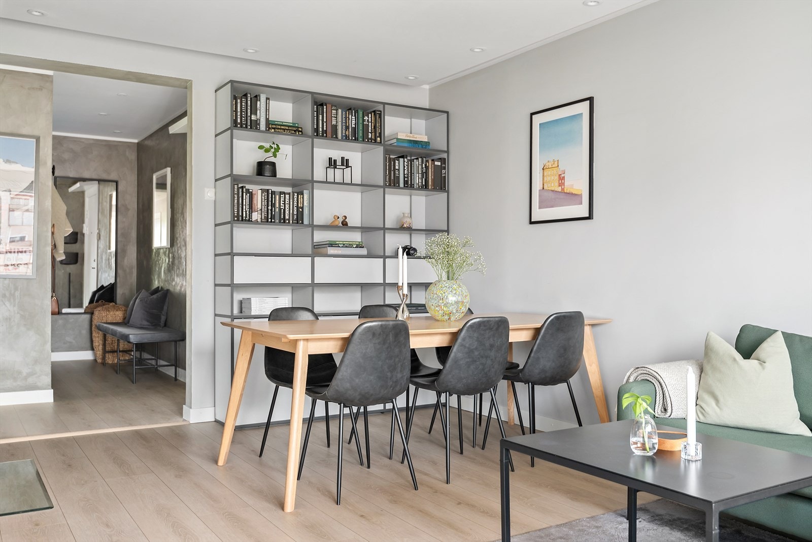 Fin plass til spisegruppe i stuen. Galleribilde