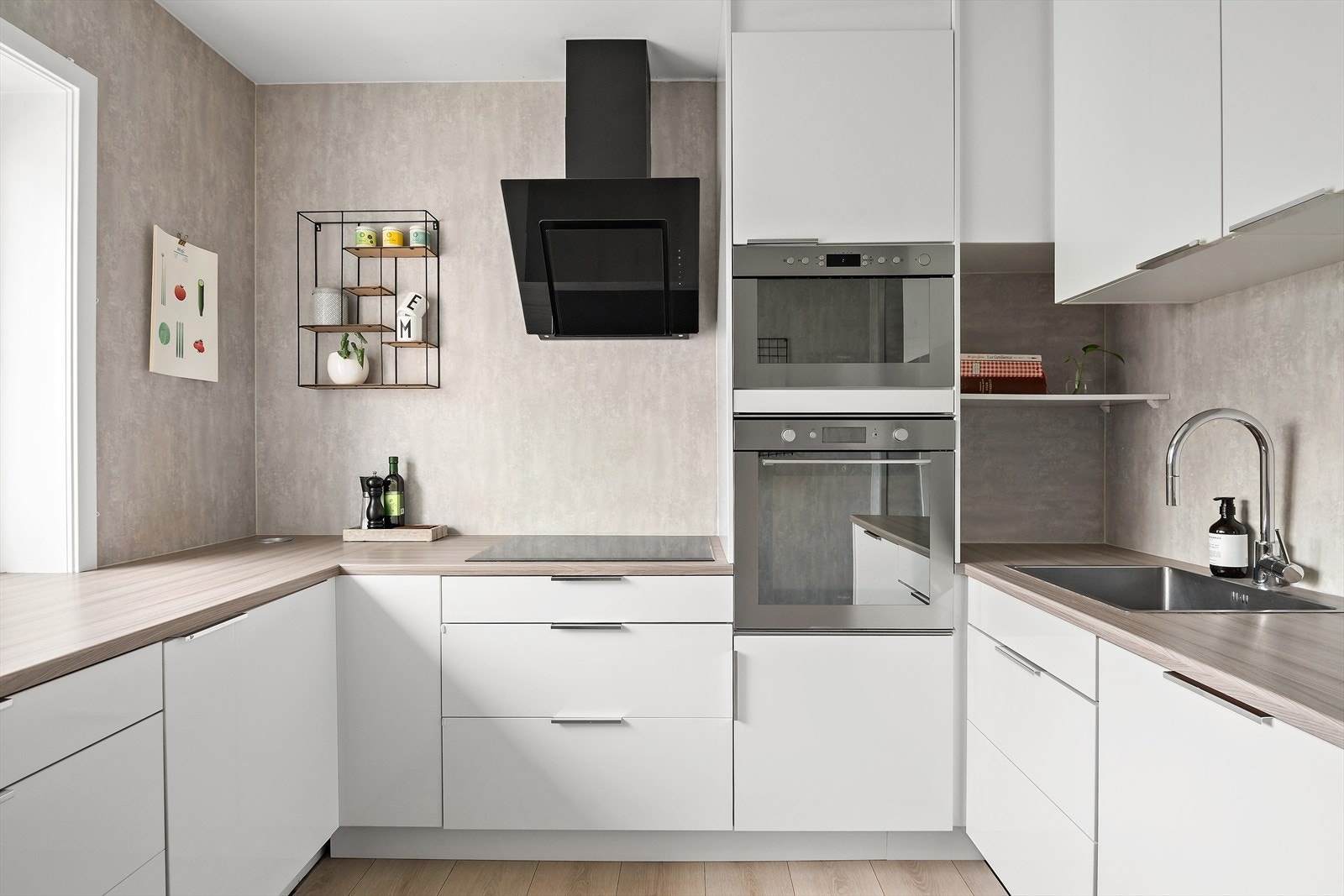 Her har man godt med skap- og benkeplass. Galleribilde