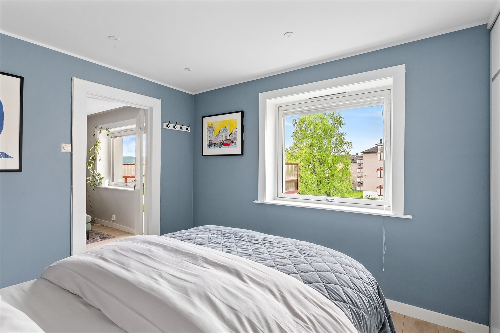 Soverommet er malt i en behagelig farge. Galleribilde