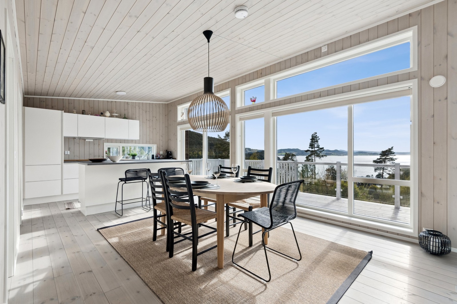 Stue. Hytta har en gjennomført stil med moderne panel, tregulv og flis på overflater. Galleribilde