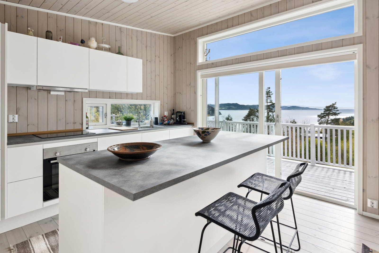 Stilrent og pent kjøkken med integrerte hvitevarer. Galleribilde