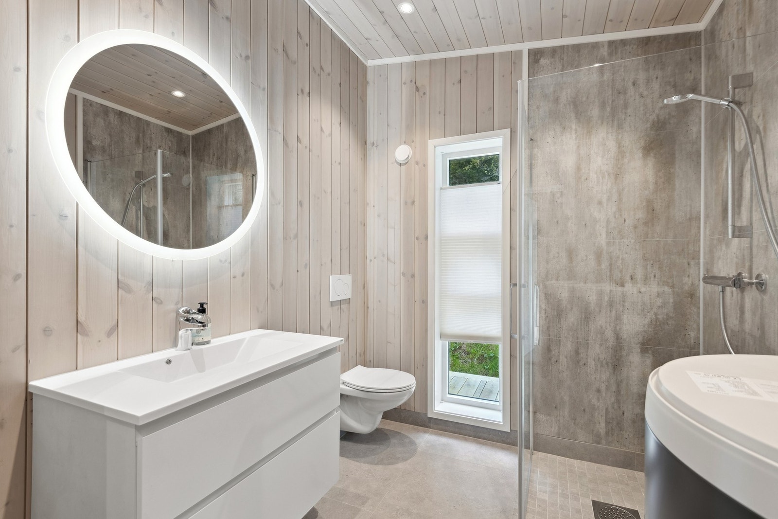 Begge bad har flislagte gulv med varmekabler. Galleribilde