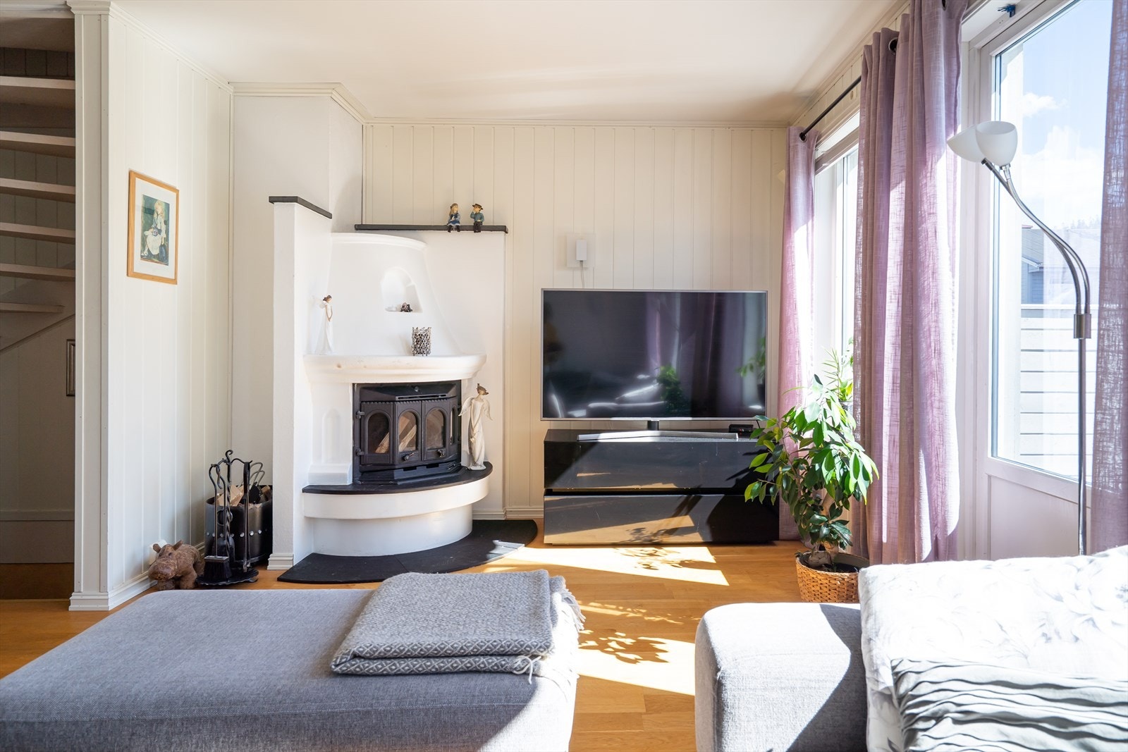 Stuen har god planløsning og gjør det enkel å møblere til både sofa- og spisegruppe. Stuen er også utstyrt med peis til kalde høst- og vinterkvelder. Galleribilde